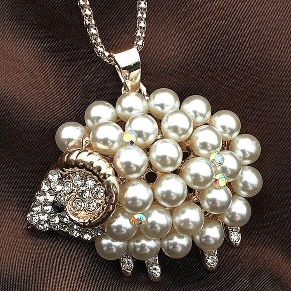 🐑 Betsey Johnson sparkling crystal & faux pearl sheep pendant necklace 🐑 - Picture 3 of 3